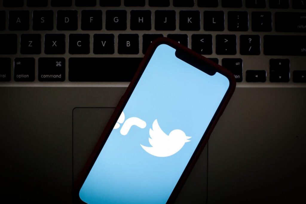 تطبيق تويتر على هاتف