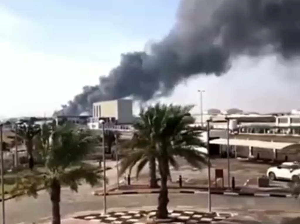 حريق بفعل قصف حوثي على أبوظبي