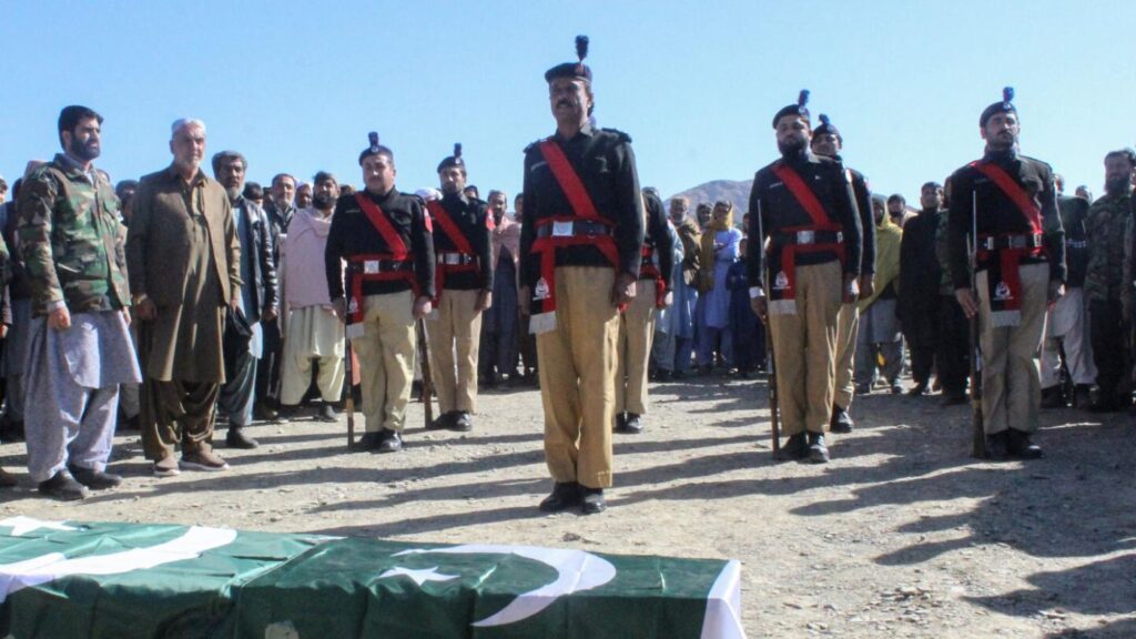 جنازة لشرطي باكستاني قُتل في هجوم متمردين قرب الحدود الإيرانية