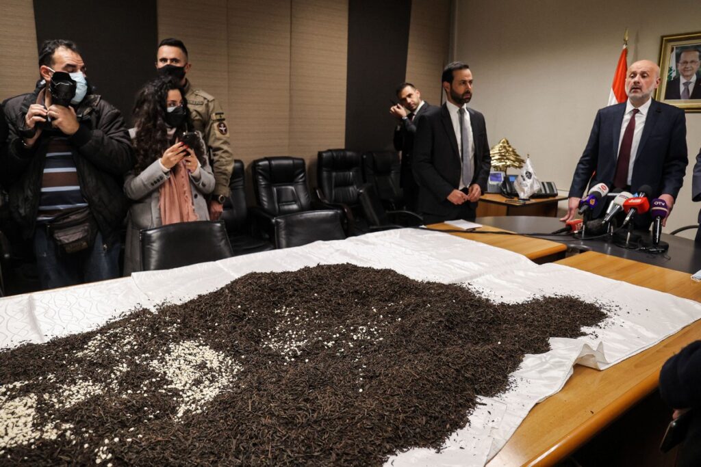 حبوب كبتاغون مخبأة داخل أعشاب